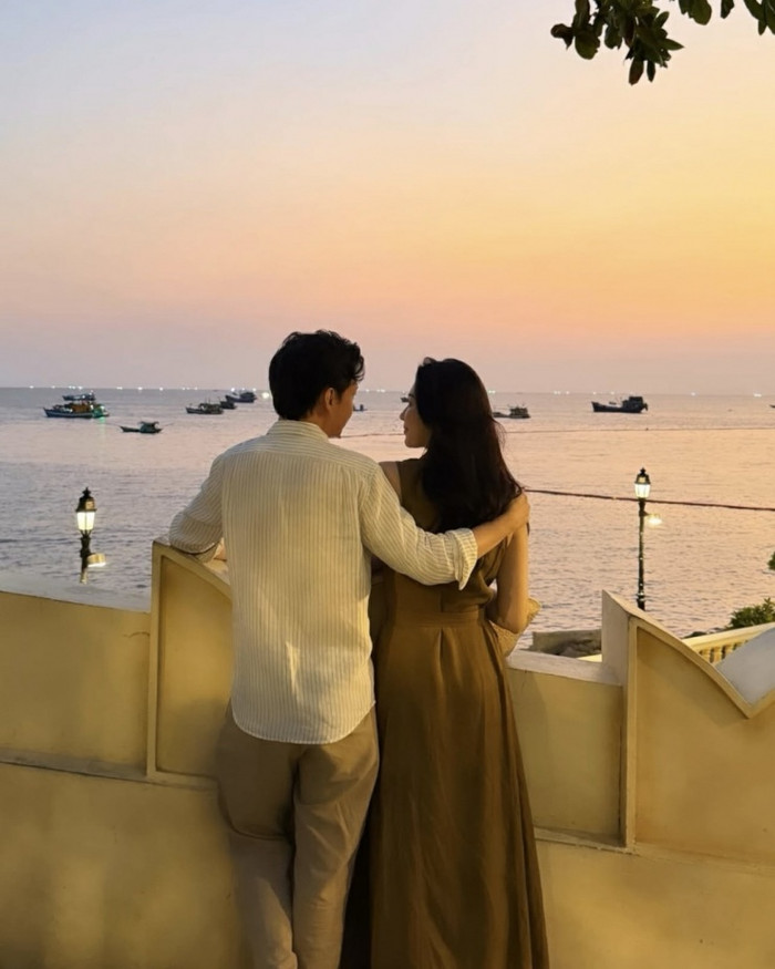 Đặng Thu Thảo chia sẻ khoảnh khắc tình tứ bên chồng.