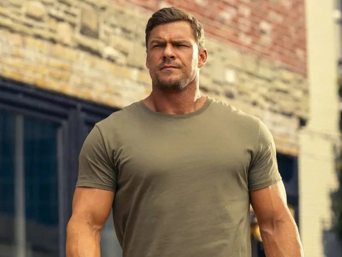 Alan Ritchson sở hữu vóc dáng vạm vỡ, nam tính. Ảnh: IGNV