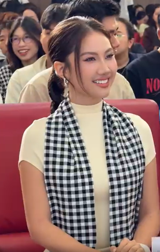 Nụ cười tỏa nắng của Phương Linh làm bừng sáng cả hội trường sáng nay. Ảnh: FBNV