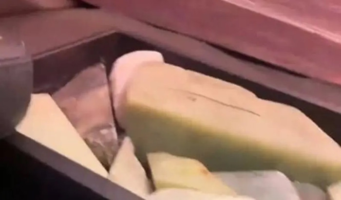 Đặt xe qua ứng dụng, người đàn ông sững sờ trước cảnh tượng bên trong Ảnh 2