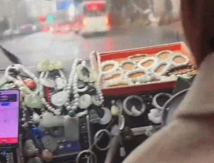 Đặt xe qua ứng dụng, người đàn ông sững sờ trước cảnh tượng bên trong Ảnh 1