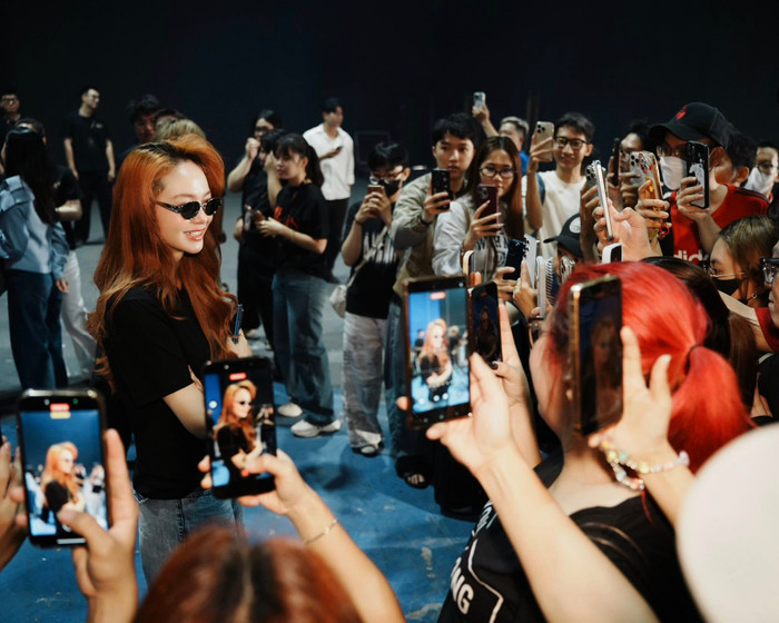 Minh Hằng ghi điểm với thần thái sắc sảo, nổi bật giữa buổi khai máy. Ảnh: FBNV