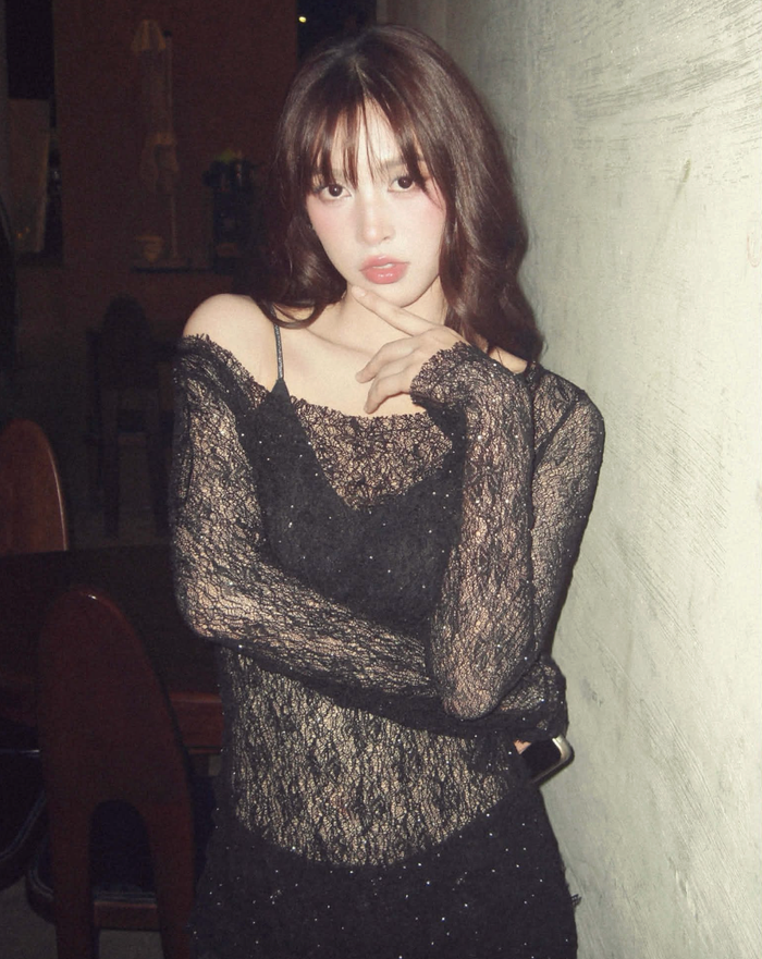 Tiểu Vy tự tin khoe sắc vóc gợi cảm với áo xuyên thấu. Ảnh: FBNV