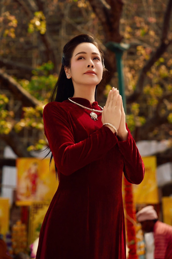 Nhật Kim Anh dành nhiều thời gian chăm sóc cho các con. Ảnh: FBNV