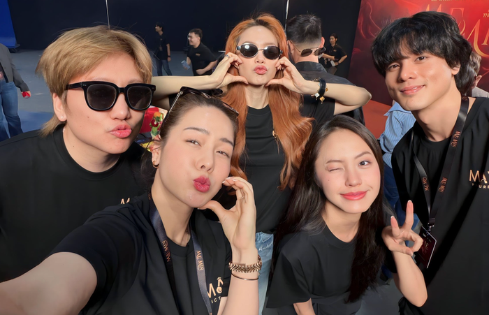 Nhật Kim Anh vui vẻ chụp ảnh cùng các đồng nghiệp tham gia dự án lần này. Ảnh: FBNV