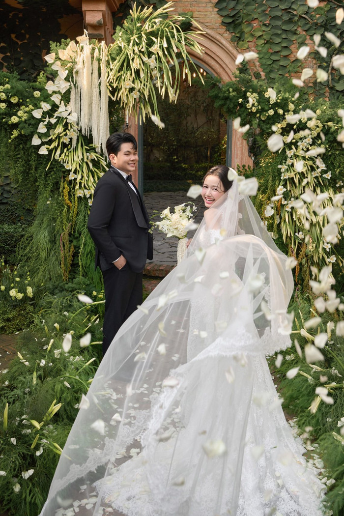 Khoảnh khắc lãng mạn của cặp đôi nhận về sự yêu thích của đông đảo khán giả.