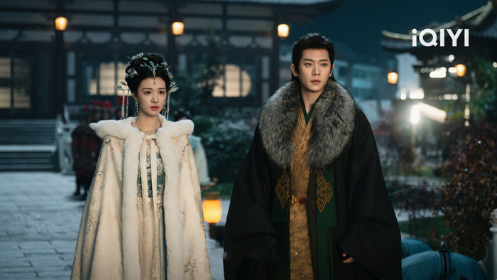 Là một trong những tác phẩm hoạt hình nổi bật trên iQIYI, bộ phim mang màu sắc hài hước khi xây dựng tình huống xuyên không kép. Nhân vật Đỗ Hiểu Ly trở thành hoàng hậu độc ác, trong khi hoàng đế cũng là người hiện đại bị cuốn vào bối cảnh tương tự. Cả hai buộc phải hợp tác, diễn kịch giữa chốn thâm cung đầy rẫy âm mưu để bảo toàn mạng sống. Nội dung mới lạ cùng cách kể chuyện duyên dáng giúp phim thu hút lượng người xem ổn định.