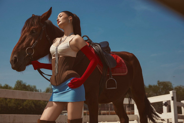 Á hậu Kiều Loan thường chiêu đãi khán giả những bộ ảnh, tạo hình mới lạ so với hình ảnh dịu dàng vốn có. Ảnh: FBNV