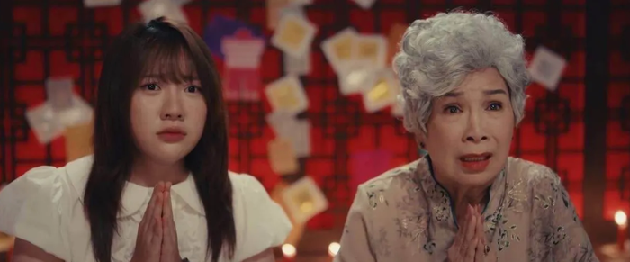 NSND Kim Xuân hóa thân vào vai người bà nội đầy tâm tư trong một phân cảnh xúc động cùng diễn viên Uyển Ân. - Ảnh: NSX