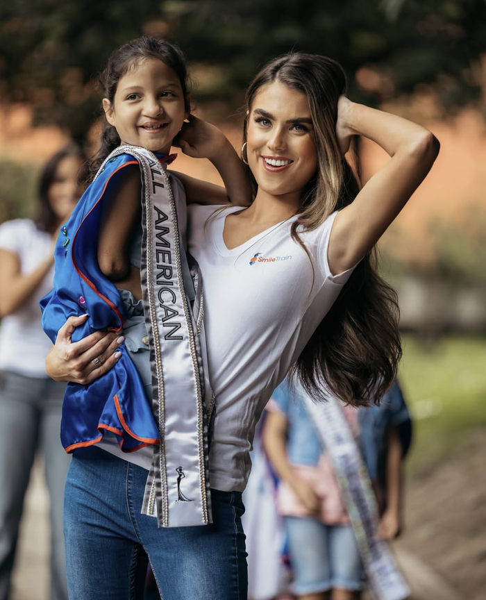 McKinley rạng rỡ trong một hoạt động thiện nguyện, lan tỏa niềm tin và hy vọng đến các em nhỏ. Ảnh: IGNV