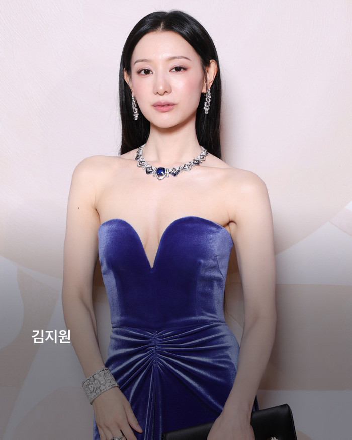 Kim Ji Won nhanh chóng trở thành tâm điểm với vẻ đẹp thanh lịch, sang trọng. Ảnh: Getty Images