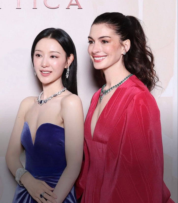 Màn đọ sắc giữa Kim Ji Won và Anne Hathaway. Ảnh: Instagram