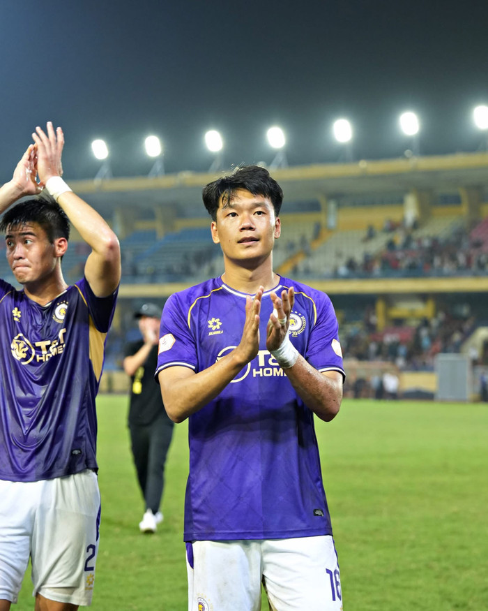 Việc trung vệ Thành Chung bị gạch tên ở đợt tập trung của tuyển Việt Nam có thể xem là quyết định gây bất ngờ nhất của HLV Kim Sang Sik. Ảnh: CLB Hà Nội