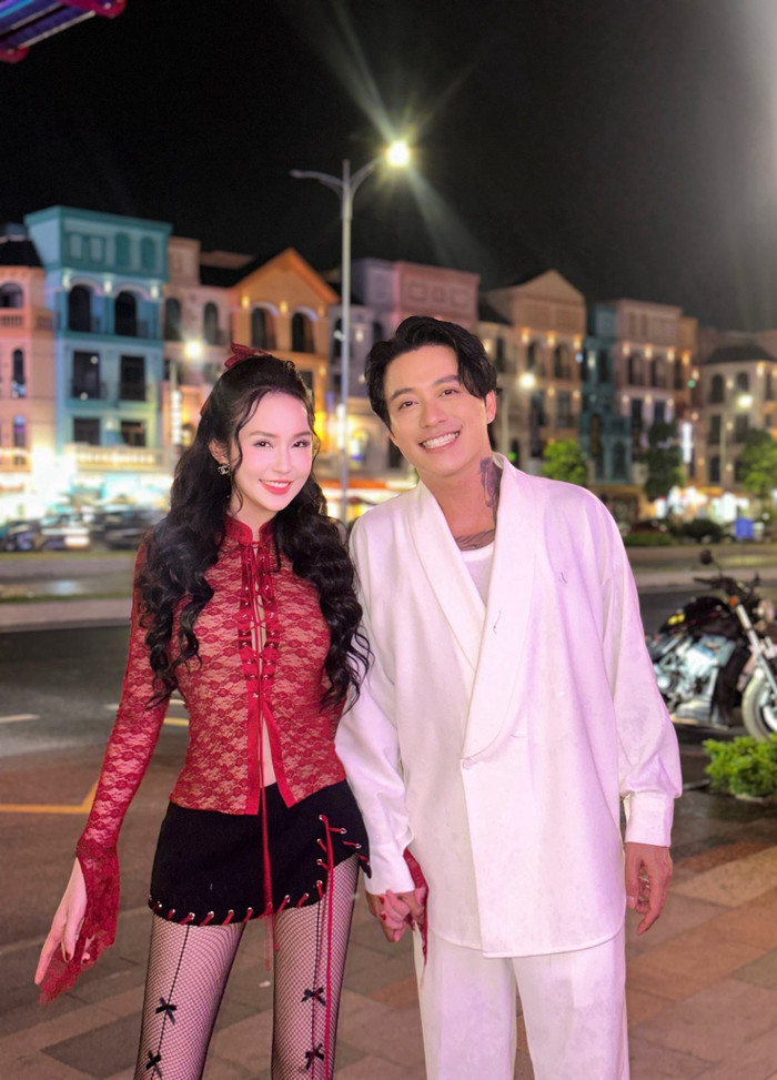 Cách ứng xử khéo léo của vợ Tuấn Hưng đã nhận về phản hồi tích cực từ phía khán giả. Ảnh: FBNV