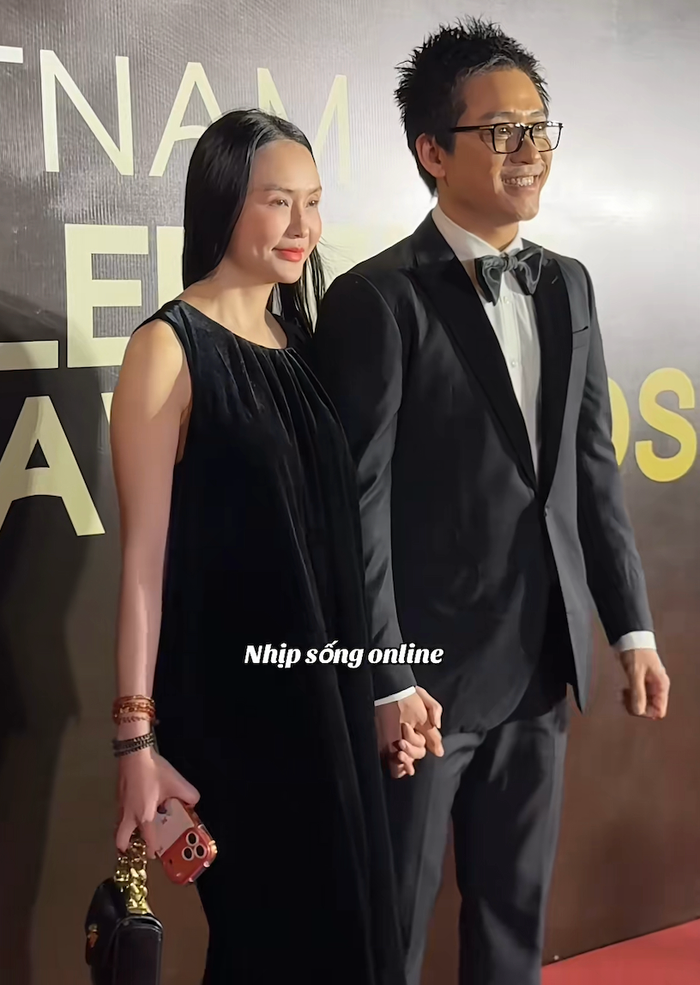 Màn xuất hiện của vợ chồng Tuấn Hưng đã gây xôn xao cõi mạng. Ảnh: nhipsongonline