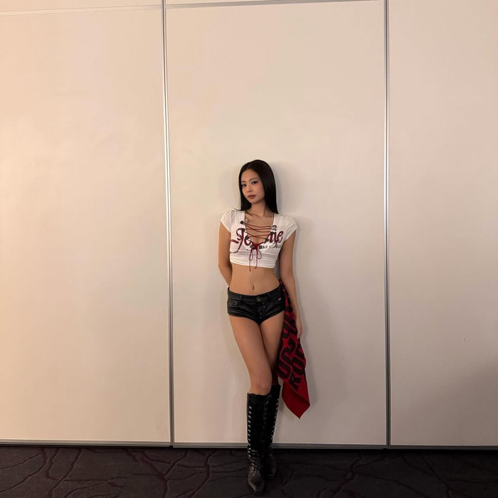 Đường cong cơ thể quyến rũ của Jennie khiến khán giả không thể rời mắt. Ảnh: IGNV