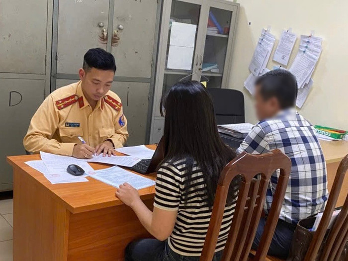 Nữ tài xế điều khiển xe ô tô làm việc tại cơ quan Công an&nbsp;