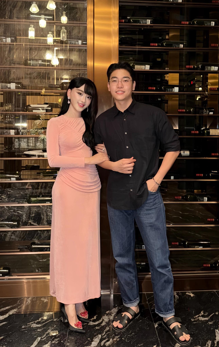 Lâm Khánh Chi đăng ảnh thân mật với một chàng trai.