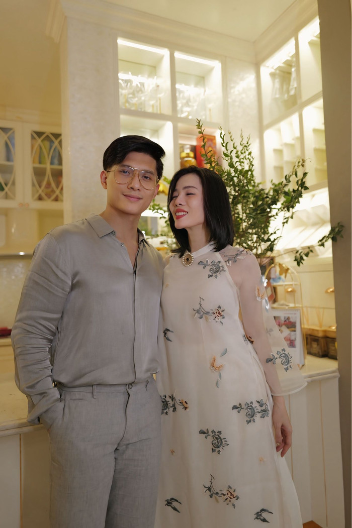 Lệ Quyên hạnh phúc cùng Lâm Bảo Châu.