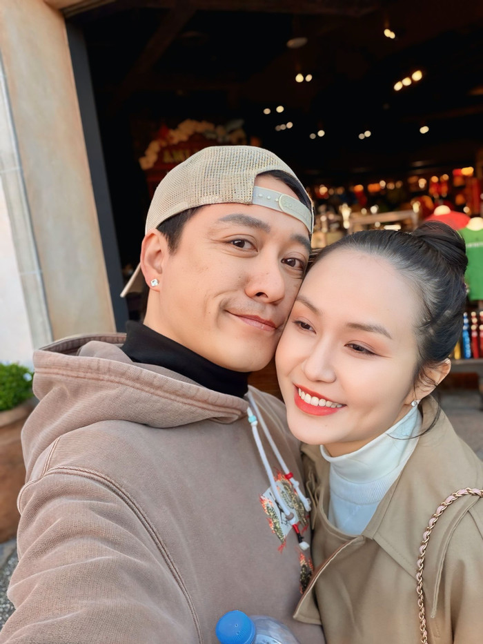 Nam ca sĩ hiện có hôn nhân hạnh phúc bên vợ.