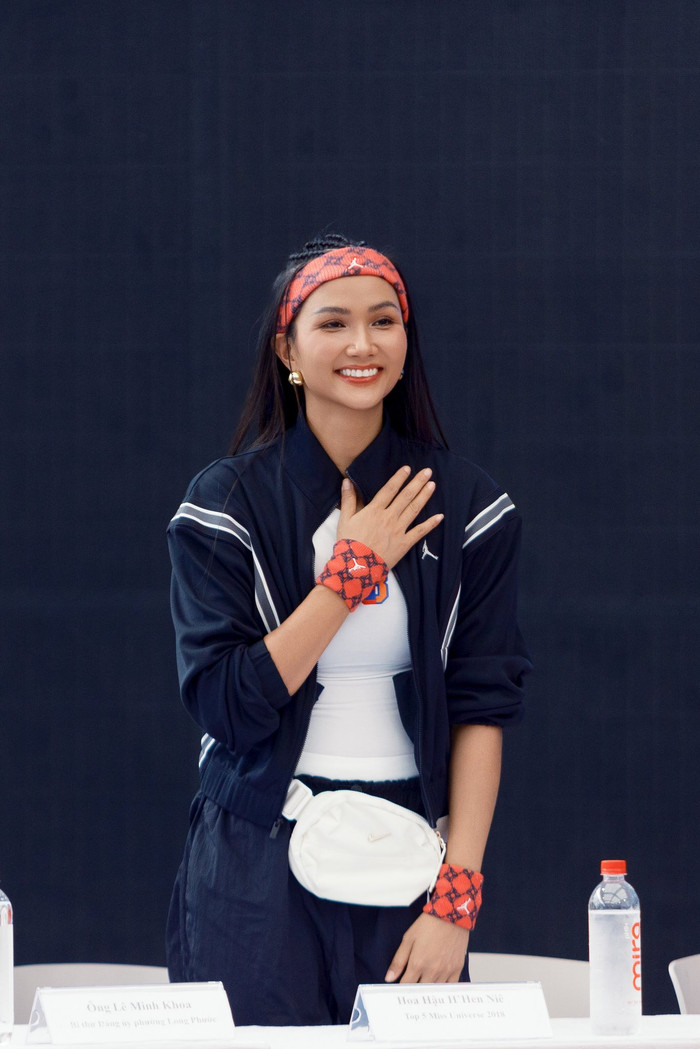 H'Hen Niê giữ phong độ ổn định sau nhiều năm hoạt động trong làng giải trí. Ảnh: FBNV