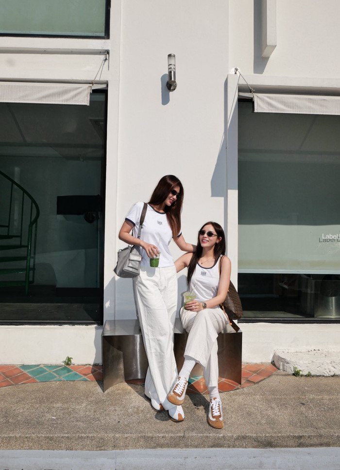 Hai nàng hậu diện trang phục tối giản nhưng vô cùng tinh tế và nổi bật. Ảnh: FBNV