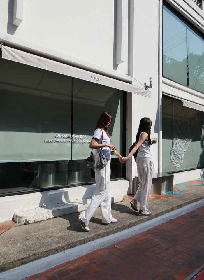 Kỳ Duyên và Thiên Ân 'tay trong tay' trên đường phố Bangkok (Thái Lan). Ảnh: FBNV