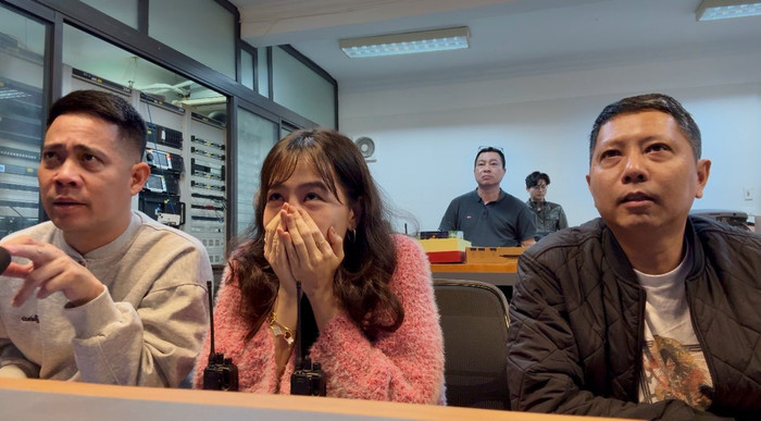 MC Diệp Chi chia sẻ khoảnh khắc cùng đồng nghiệp hồi hộp theo dõi người chơi tiến đến câu hỏi 15 ở một chương trình truyền hình.&nbsp;