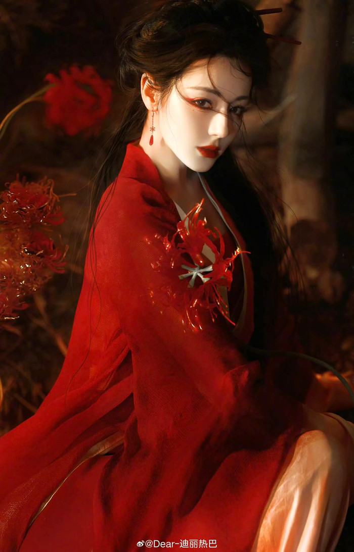 Hiện bộ phim Bạch Nhật Đề Đăng của Địch Lệ Nhiệt Ba đang được khán giả đặc biệt mong chờ lên sóng.