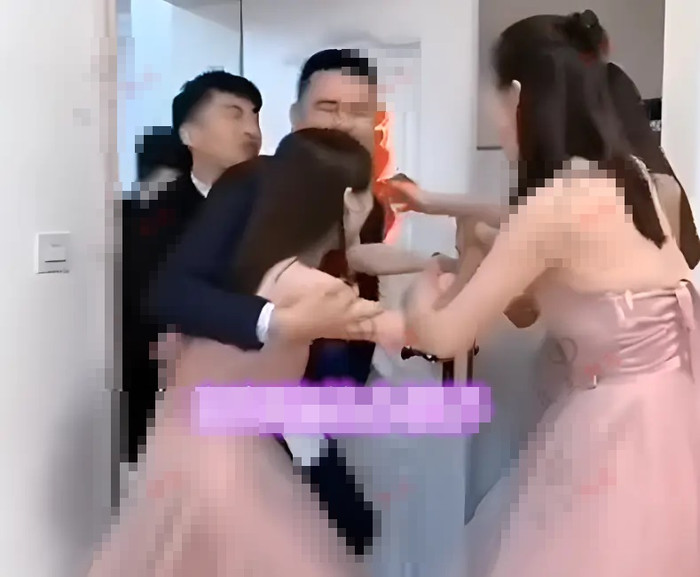 Chú rể ôm nhầm em vợ ngay tại lễ rước dâu, cô dâu có phản ứng gây xôn xao Ảnh 2