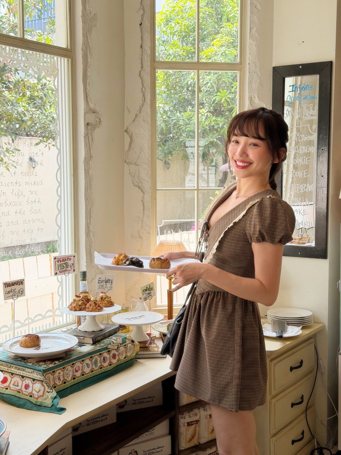 Nữ ca sĩ rạng rỡ trong bộ cánh mới lạ. Ảnh: FBNV