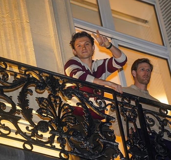 Tom Holland chào người hâm mộ tại sự kiện. Ảnh: Backgrid