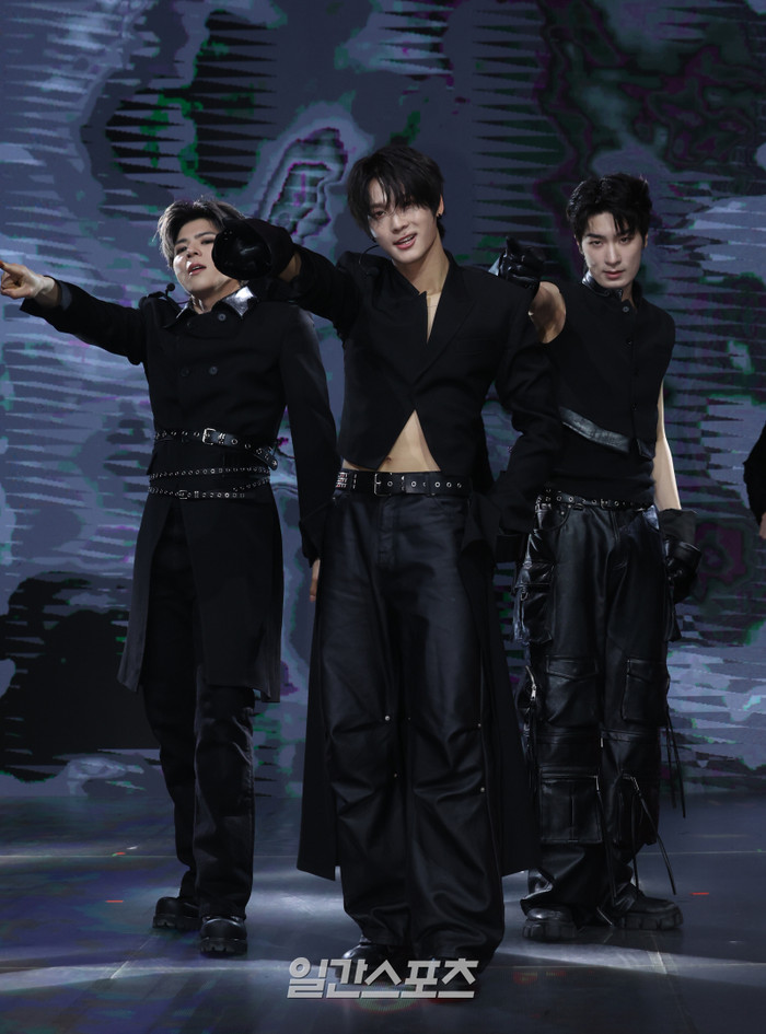 Nhóm nhạc Kpop gây sốt khi đưa vũ công ngồi xe lăn lên sân khấu Ảnh 1