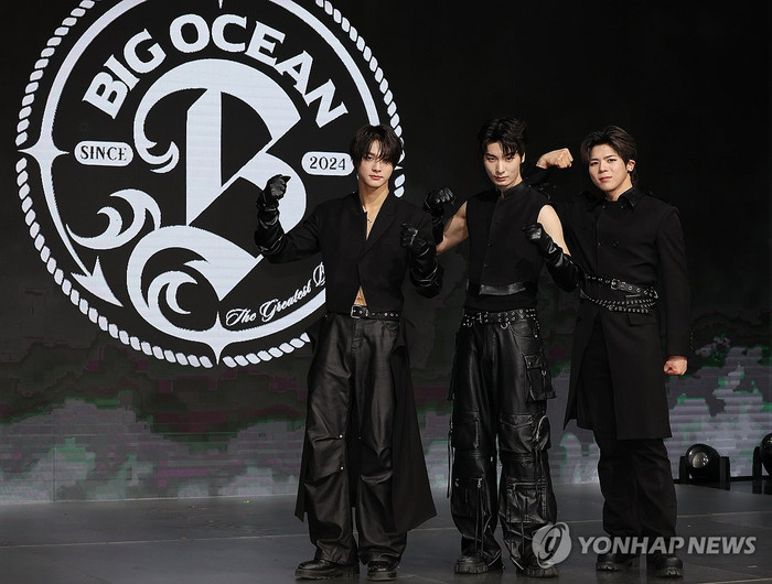 Nhóm nhạc Kpop gây sốt khi đưa vũ công ngồi xe lăn lên sân khấu Ảnh 6