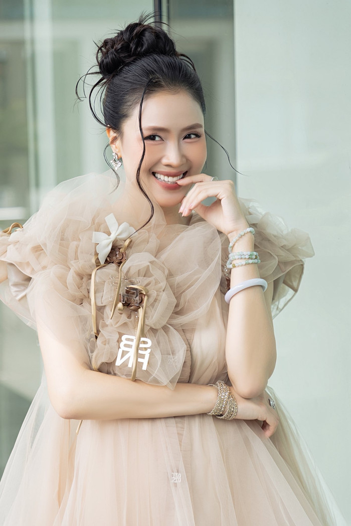 Hồng Diễm cười tươi rói khi ăn diện sang chảnh. Ảnh: FBNV