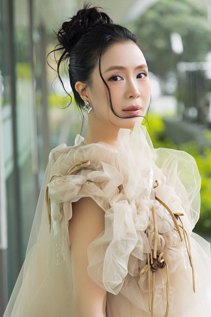 Hồng Diễm khoe góc nghiêng 'thần thánh'. Ảnh: FBNV