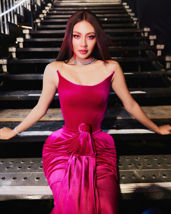 Hoa hậu Bùi Xuân Hạnh cho biết Nam Thư đã nhắn tin rủ quay clip tái hiện lại đoàn trò chuyện cách đây vài năm. Tuy nhiên, cô đã từ chối vì ngại, tự nhận bản thân hướng nội.