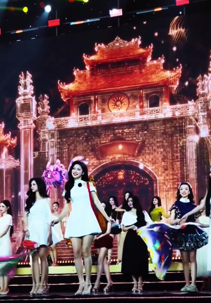 Cận cảnh dàn người đẹp tập luyện cho buổi Chung khảo tối nay. Ảnh: FBNV