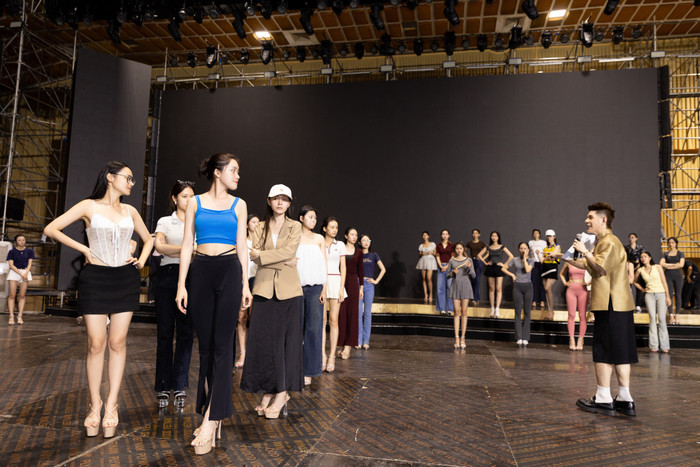 Đạo diễn catwalk Hưng Phúc hướng dẫn cho các thí sinh tập luyện. Ảnh: FBNV