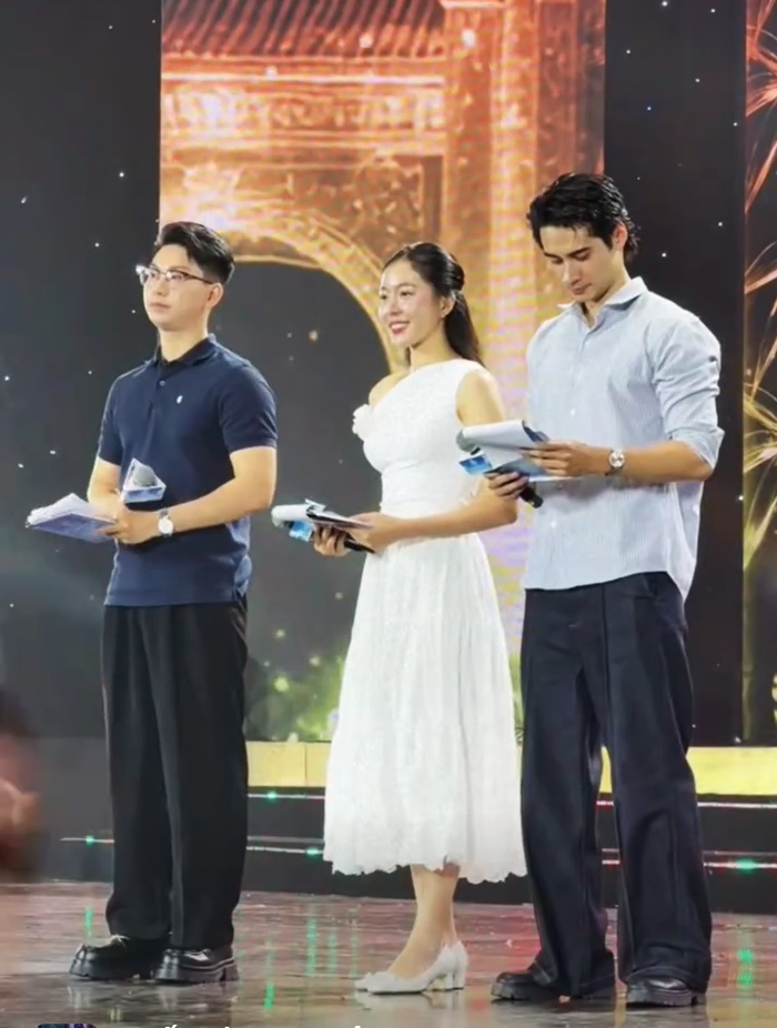 Cận cảnh 3 MC tổng duyệt cho buổi Chung khảo tối nay. Ảnh: FBNV