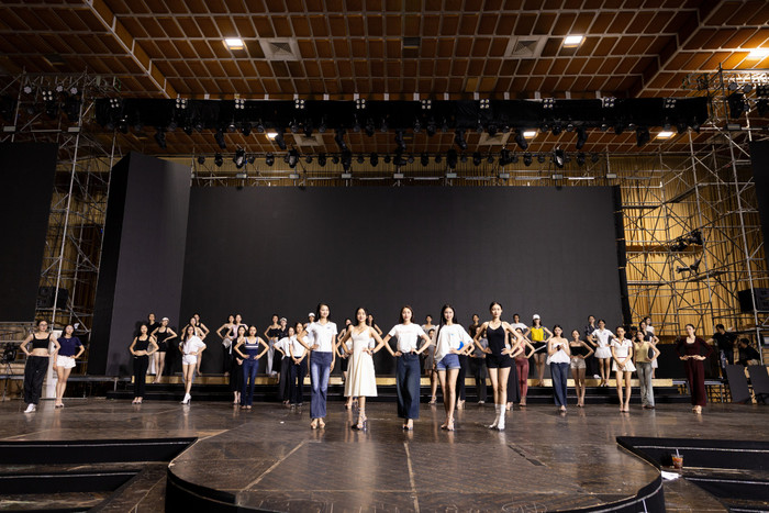 Các thí sinh đang vô cùng chăm chỉ tập luyện cho đêm Chung khảo. Ảnh: FBNV