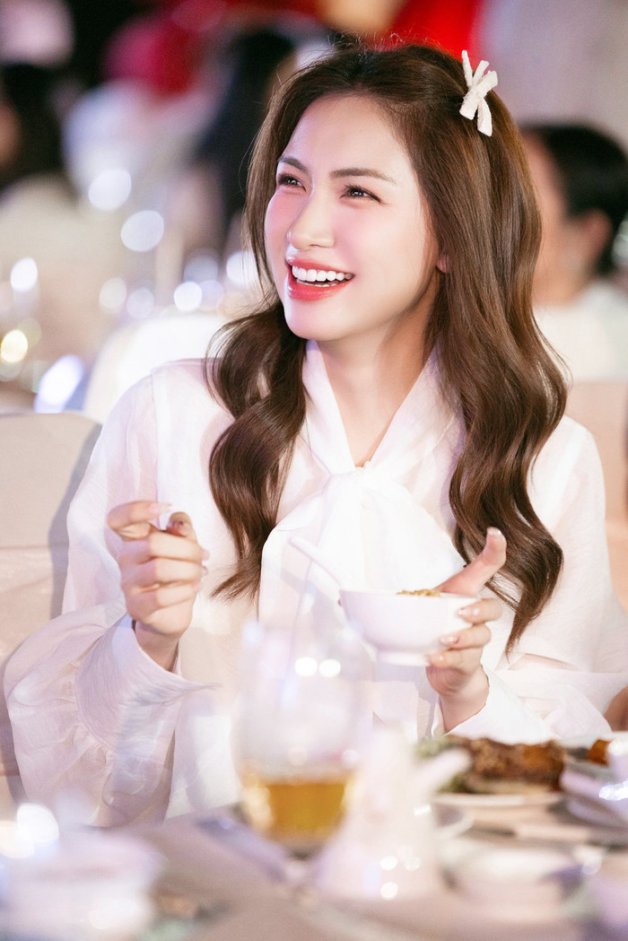 Nữ ca sĩ được nhiều đồng nghiệp, khán giả nhận xét là sống tình cảm, hết mình với bạn bè.