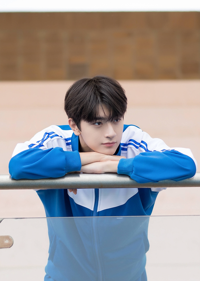 Nổi lên từ dòng phim thanh xuân, Lâm Nhất gây thiện cảm với chiều cao vượt trội và gương mặt sáng. Anh đặc biệt phù hợp với tạo hình hiện đại, mang đậm khí chất nam thần học đường. Tuy nhiên, khi thử sức với cổ trang, visual của nam diễn viên lại chưa thực sự nổi bật, khiến anh gặp bất lợi khi đặt cạnh các đối thủ cùng lứa.