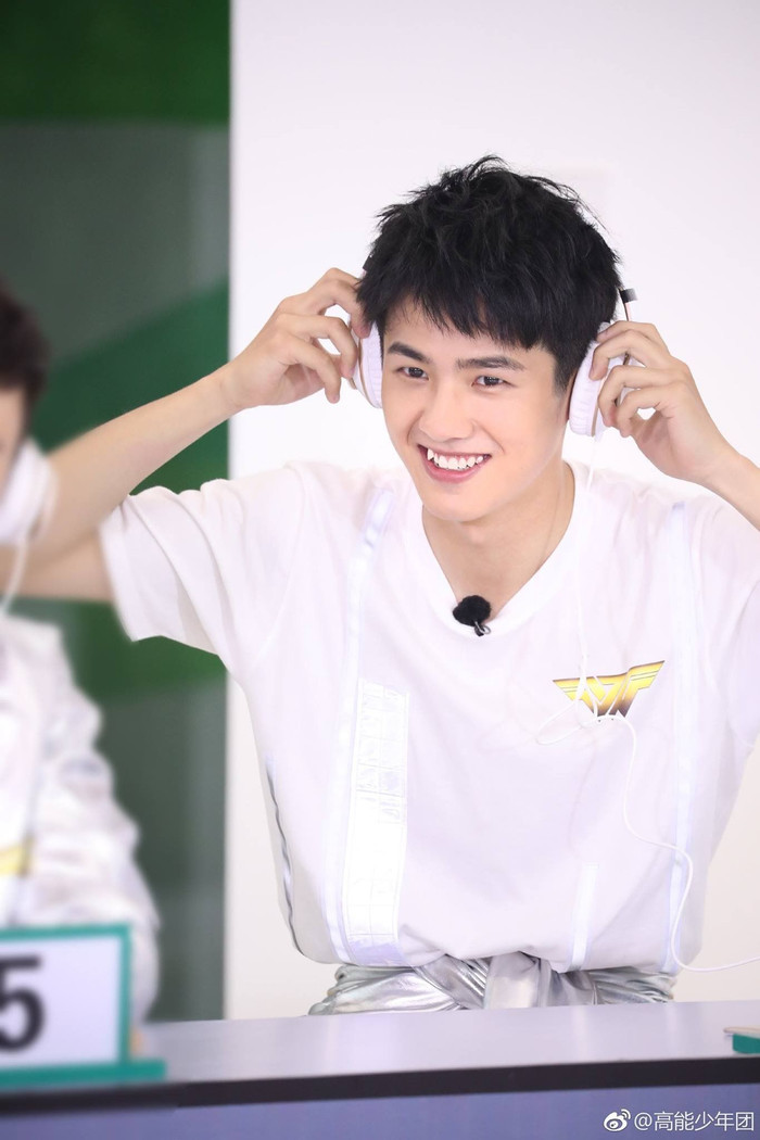 Không thuộc kiểu soái ca gây choáng ngợp, Lưu Hạo Nhiên ghi điểm nhờ nét duyên tự nhiên và nụ cười đặc trưng. Hai chiếc răng khểnh trở thành dấu ấn riêng, giúp anh giữ được hình ảnh trẻ trung và gần gũi dù chuyển hướng sang điện ảnh nhiều hơn truyền hình.