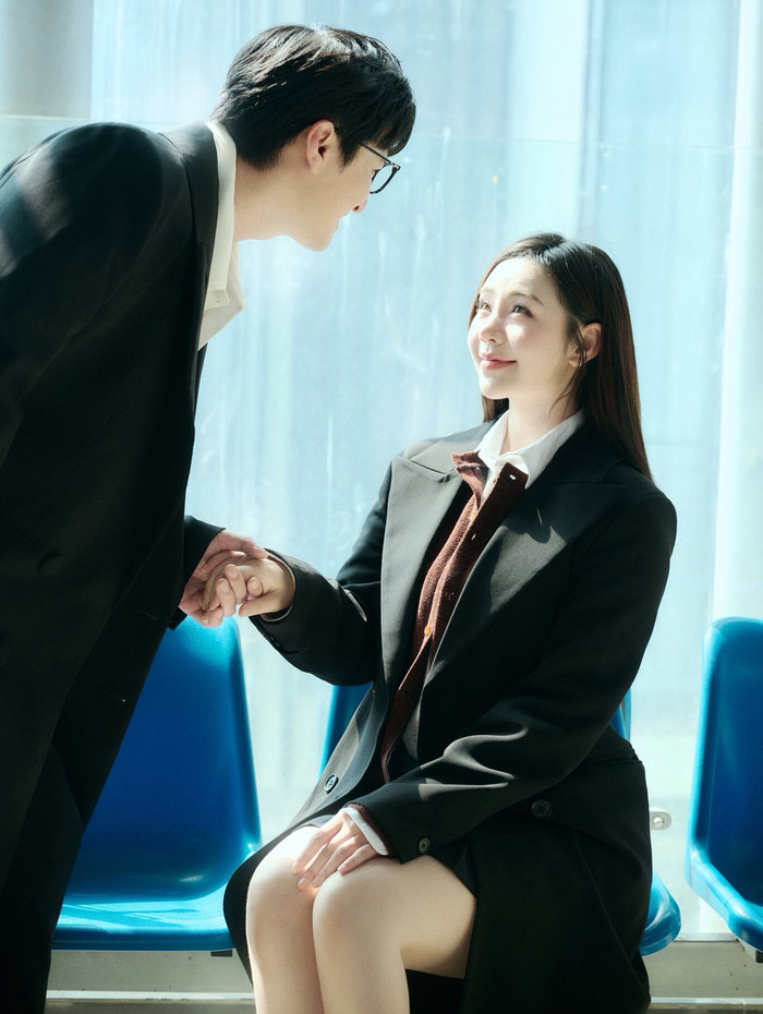 Cả hai xuất hiện với trang phục tối màu, toát lên vẻ trưởng thành.&nbsp;