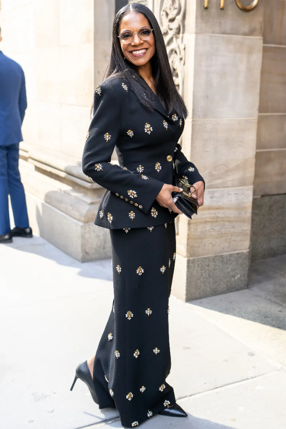 Tại thành phố New York, Audra McDonald được bắt gặp tại Lễ trao giải Muse thường niên lần thứ 46 trong bộ vest đen xếp ly đính kết cầu kỳ cùng chân váy suông ton sur ton. Ảnh: GC Images