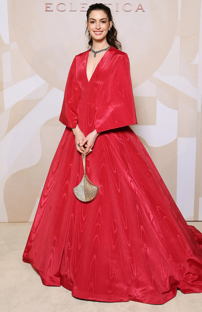 Tại Bollate, Ý, Anne Hathaway xuất hiện tại buổi ra mắt bộ sưu tập trang sức Eclettica của Bvlgari trong một chiếc váy đỏ bồng bềnh với tay áo rộng. Ảnh: Getty Images