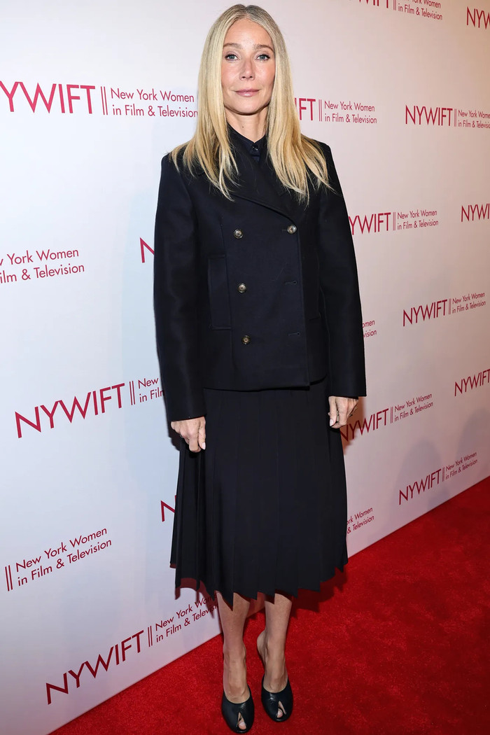 Gwyneth Paltrow đã tham dự Lễ trao giải Muse Awards thường niên lần thứ 46 tại thành phố New York trong một chiếc áo khoác hai hàng cúc màu đen và chân váy midi xếp ly màu đen. Ảnh: Getty Images