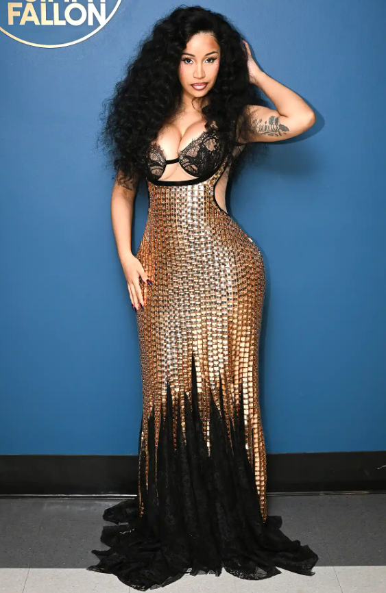 Tại thành phố New York, Cardi B xuất hiện trên chương trình The Tonight Show Starring Jimmy Fallon trong một chiếc váy vàng lấp lánh với phần thân trên bằng ren đen. Ảnh: Getty Images