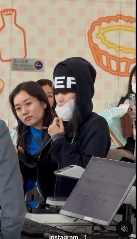 Jennie bị chỉ trích 'thái độ ngôi sao' tại sân bay Ảnh 2